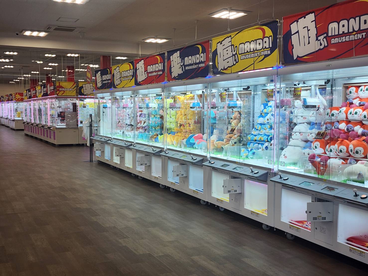 人気プライズ景品が並ぶクレーンゲームブース