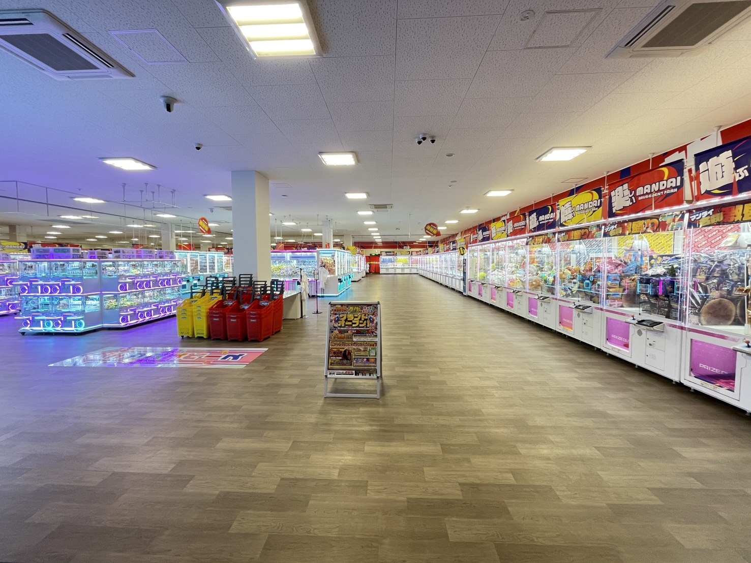 クレーンゲームが320台以上並ぶアミューズメントパーク万代 トリアス久山店の店内